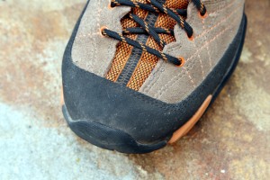 The front toe-guard provides the protection of an approach shoe, and is perfect for scrambling. 