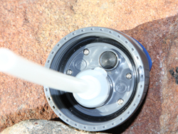 The spout and valve fit securely onto the lid. Note the O-ring that tightly seals the lid to prevent leaks. 